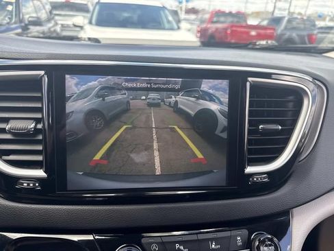 Used 2024 Chrysler Pacifica Touring-L FWD image 23