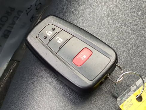 Used 2022 Toyota Prius L Eco image 32