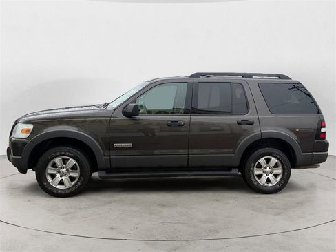 Used 2006 Ford Explorer XLT image 2