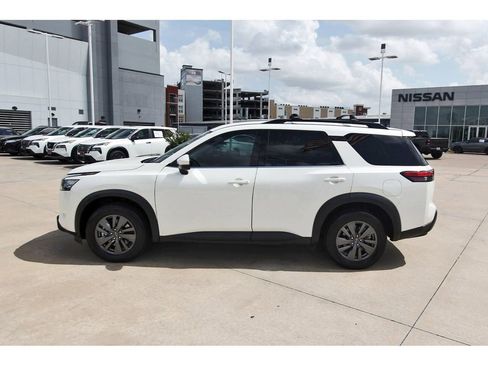 Used 2023 Nissan Pathfinder SV image 3