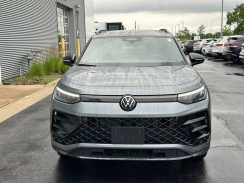 Certified 2025 Volkswagen Tiguan SE R-Line AWD/4WD image 2