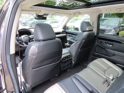 Used 2025 Honda Pilot Touring image 17