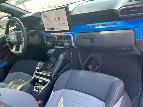 Certified 2025 Toyota Tacoma TRD Off-Road AWD/4WD image 20
