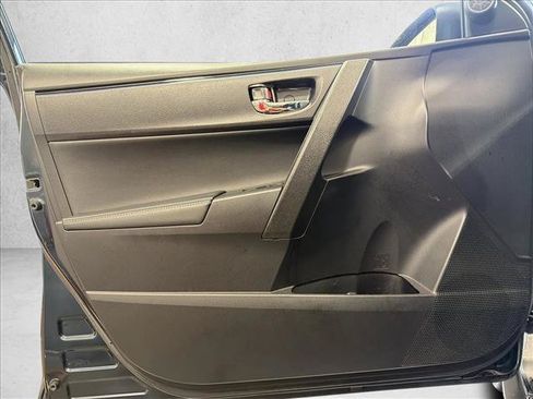 Used 2018 Toyota Corolla SE w/ SE Premium Package FWD image 10