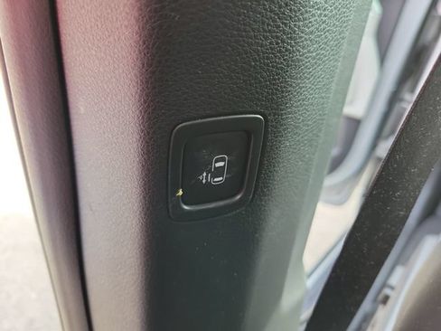 Used 2022 Kia Carnival LX FWD image 20