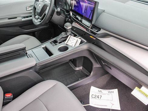 New 2026 Toyota Sienna XLE image 18