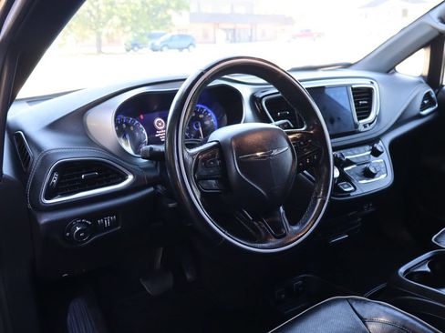 Used 2019 Chrysler Pacifica Limited w/ Advanced Safetytec Group FWD image 15