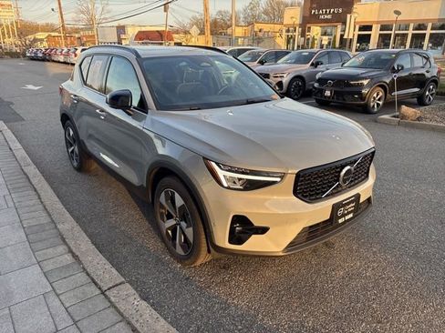 Used 2025 Volvo XC40 B5 Plus image 7