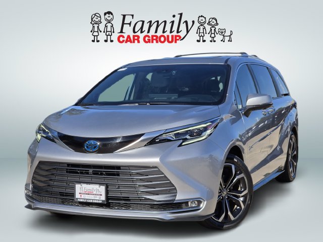 Used 2025 Toyota Sienna Platinum FWD image 1