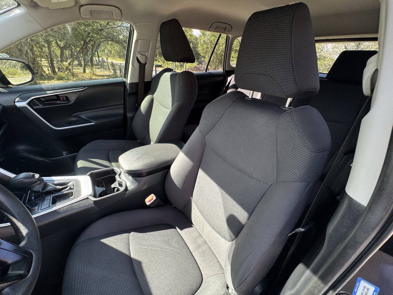 Used 2019 Toyota RAV4 LE FWD image 30