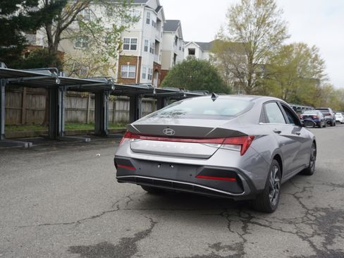 Used 2024 Hyundai Elantra Limited image 4