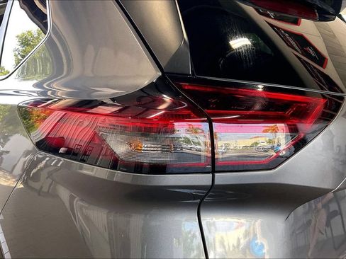 Used 2025 Nissan Rogue SV FWD image 17