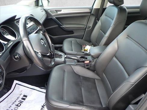 Used 2018 Volkswagen Golf SE image 10