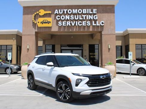 Used 2025 Chevrolet TrailBlazer LT w/ LPO, Blackout Package FWD image 1