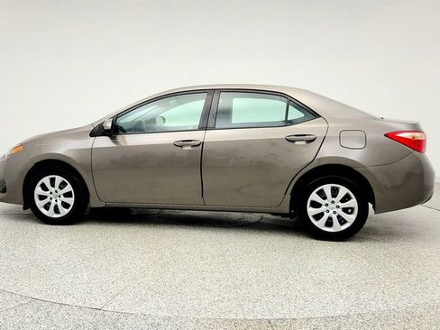 Used 2017 Toyota Corolla LE w/ Carpet Mat Package (TMS) FWD image 8