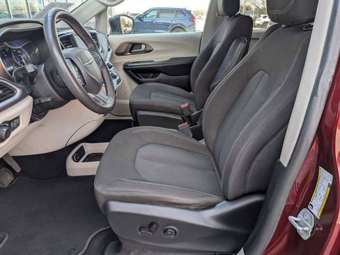 Used 2022 Chrysler Voyager LX FWD image 18
