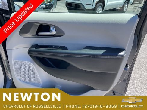 Used 2022 Chrysler Pacifica Touring-L FWD image 29