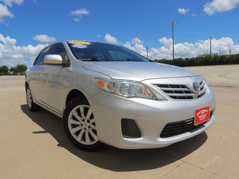 Used 2013 Toyota Corolla LE FWD image 2