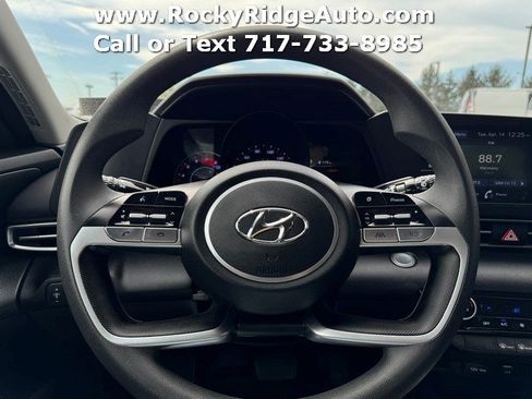 Used 2023 Hyundai Elantra SEL w/ Preferred Accessory Package FWD image 11