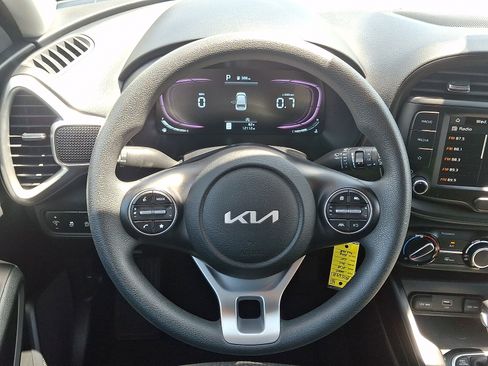 Used 2025 Kia Soul LX w/ LX Technology Package FWD image 11