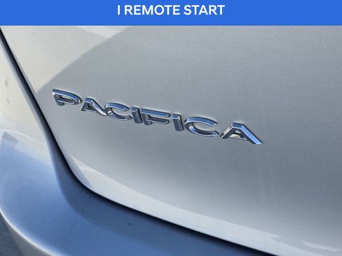 Used 2023 Chrysler Pacifica Touring-L image 11