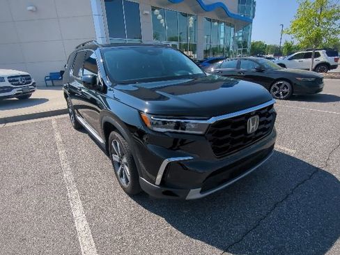 Used 2025 Honda Pilot Elite image 3