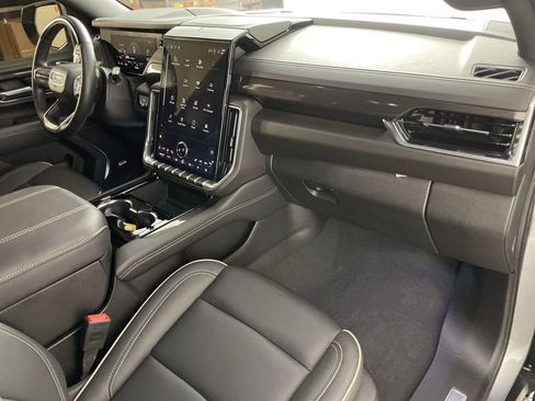 Used 2025 GMC Yukon Elevation image 28