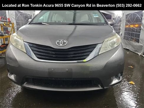 Used 2013 Toyota Sienna LE image 7