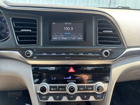 Used 2020 Hyundai Elantra SE FWD image 28