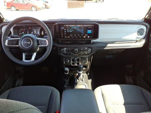 Used 2025 Jeep Wrangler Unlimited Sahara image 14