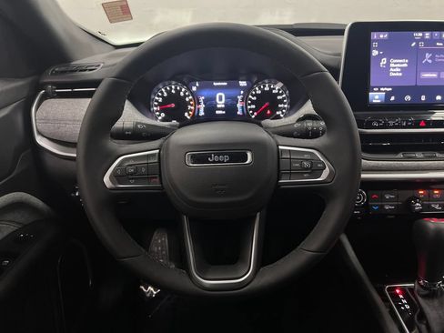 Used 2025 Jeep Compass Latitude AWD/4WD image 16