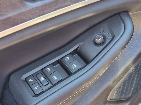 Used 2025 Jeep Grand Cherokee Limited image 10