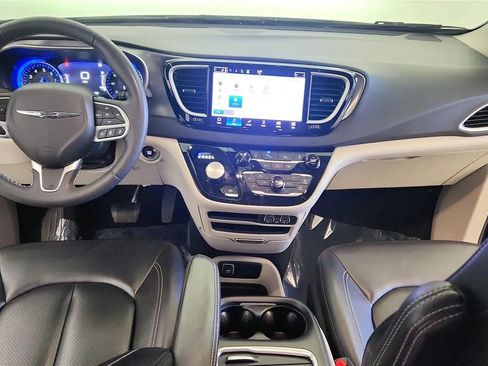 Used 2023 Chrysler Pacifica Touring-L FWD image 34