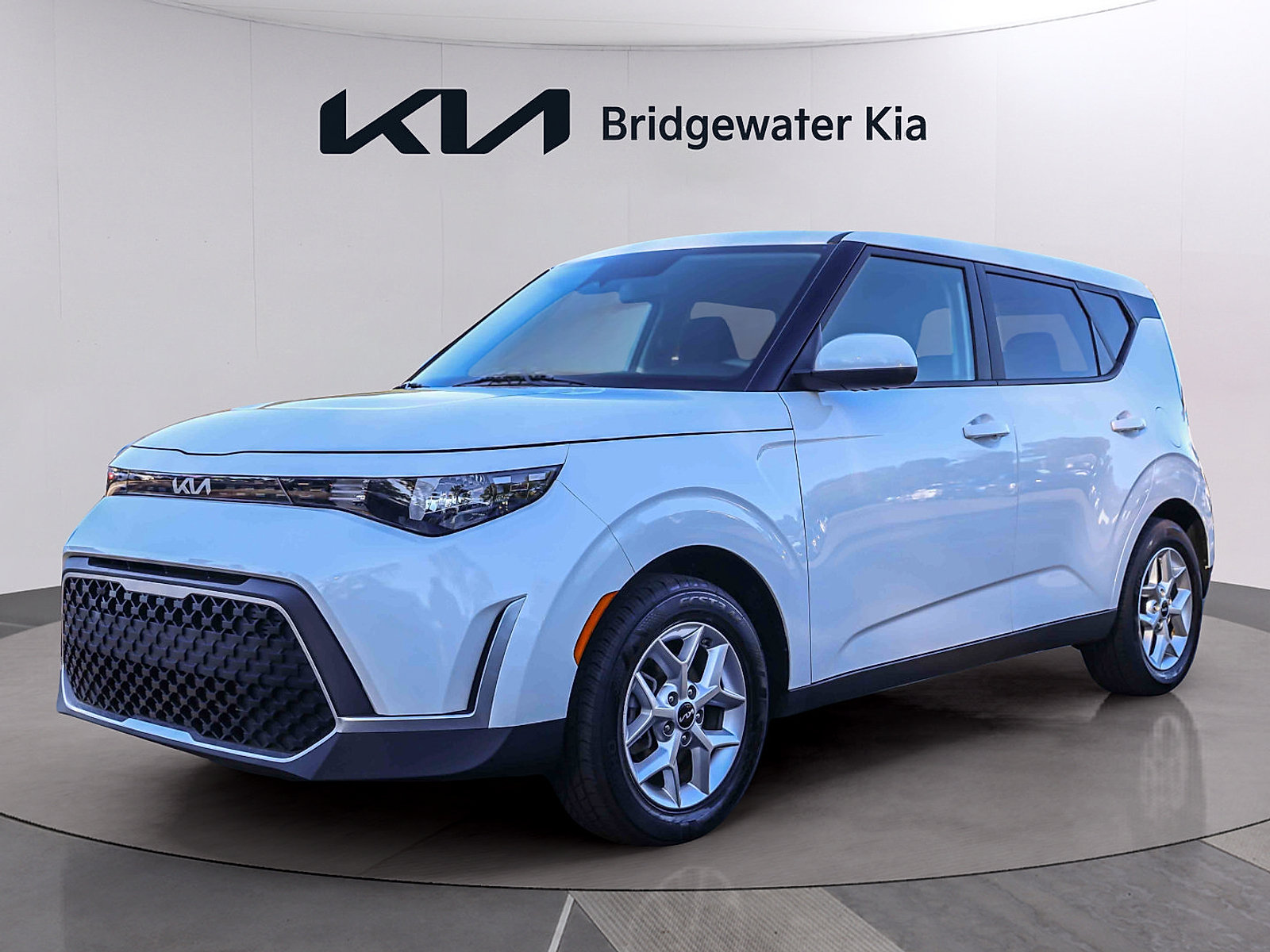 Certified 2025 Kia Soul LX w/ LX Technology Package FWD image 3