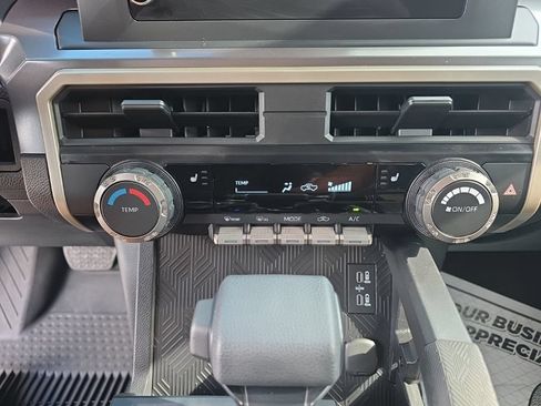 Certified 2025 Toyota Tacoma SR5 AWD/4WD image 22