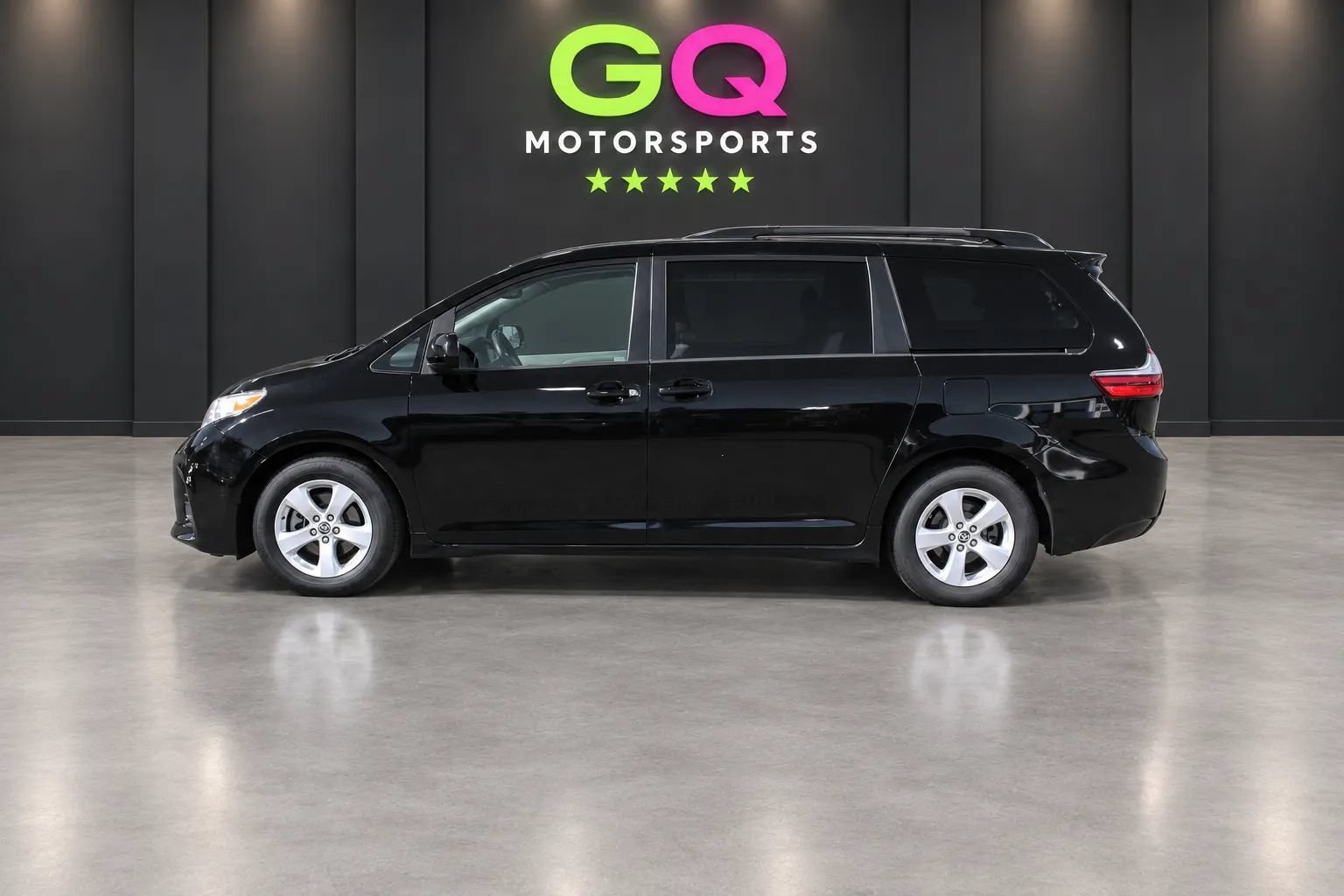 Used 2018 Toyota Sienna LE w/ Carpet Mat Package FWD image 4
