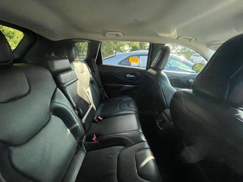 Used 2019 Jeep Cherokee Limited FWD image 7