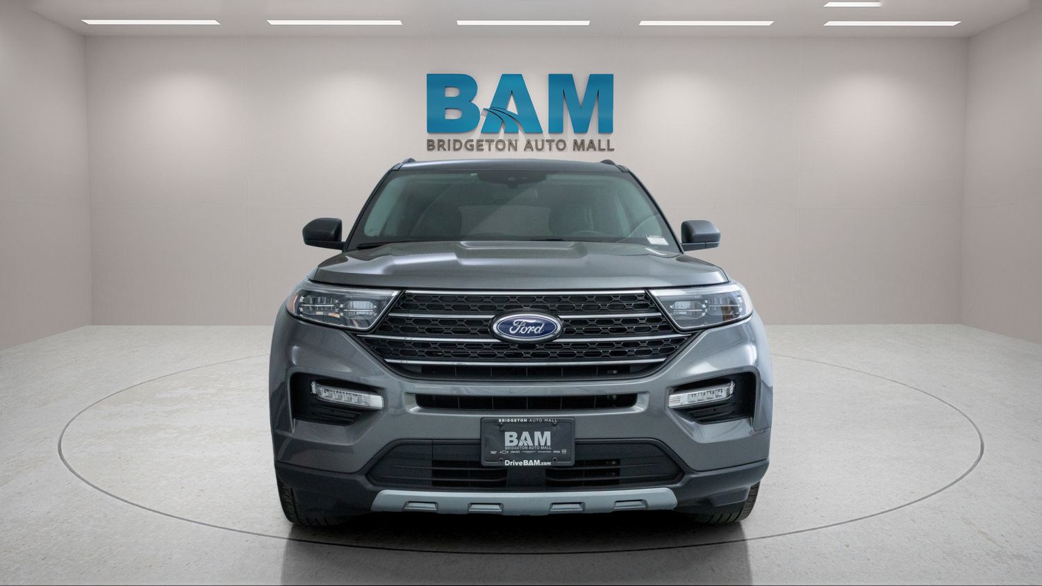 Used 2023 Ford Explorer XLT w/ Equipment Group 202A AWD/4WD image 2