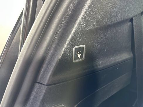 Certified 2018 Chrysler Pacifica Touring-L w/ Premium Audio Group FWD image 8