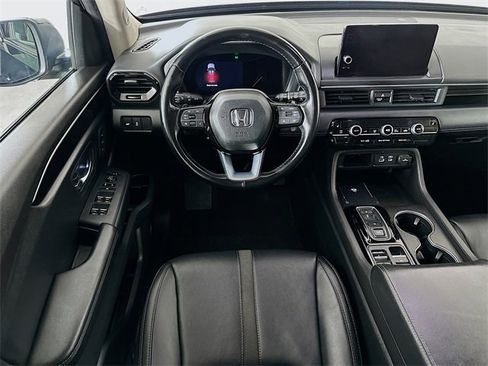 Certified 2023 Honda Pilot Touring image 3
