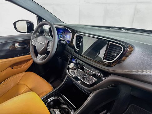 Used 2023 Chrysler Pacifica Pinnacle FWD image 33
