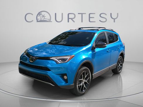 Used 2018 Toyota RAV4 SE w/ Cargo Management Package FWD image 2