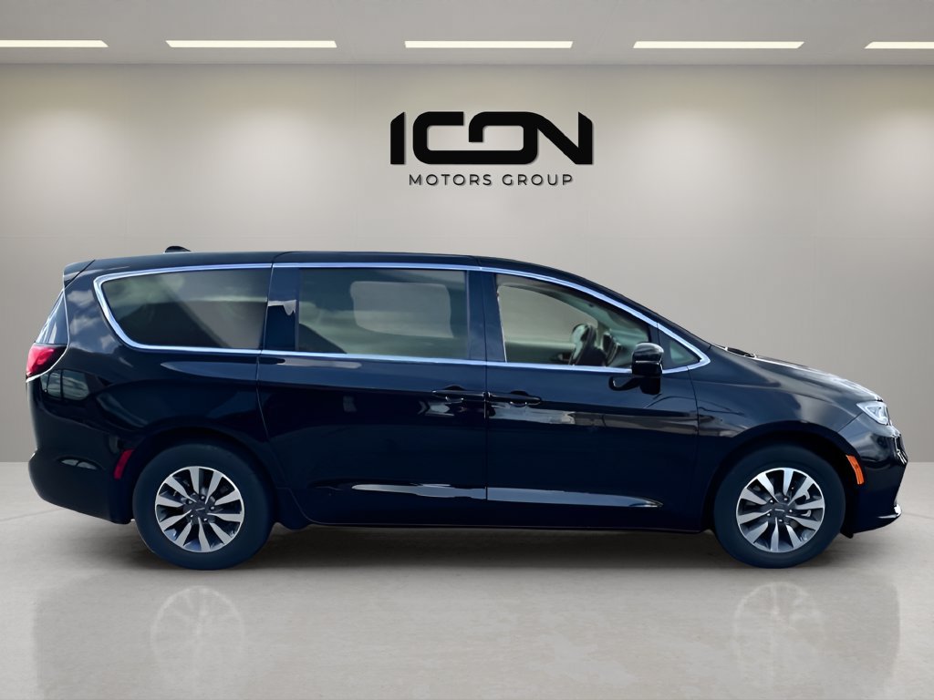 Used 2024 Chrysler Pacifica Limited FWD image 6