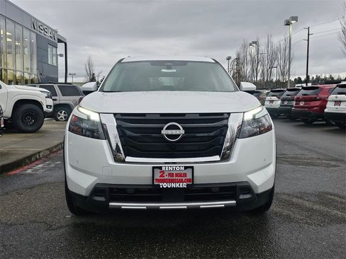 New 2025 Nissan Pathfinder SL image 2
