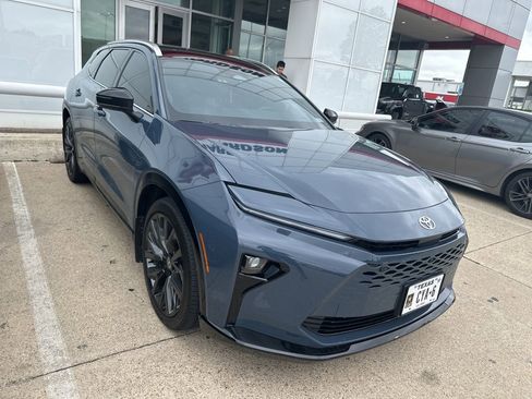 Used 2026 Toyota Crown Signia w/ Advanced Technology Package image 2