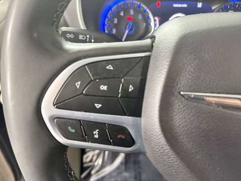 Used 2024 Chrysler Pacifica Touring-L FWD image 12