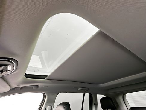 Used 2023 Jeep Grand Cherokee Limited w/ Luxury Tech Group II image 23