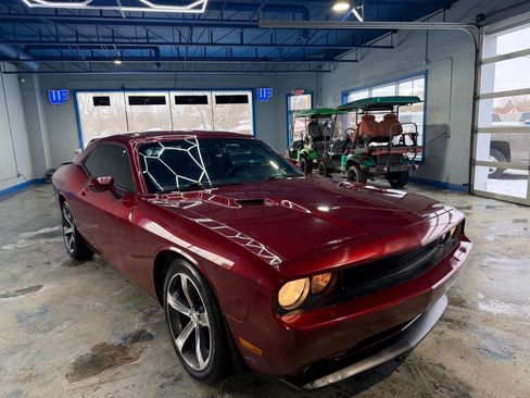 Used 2014 Dodge Challenger SXT image 8
