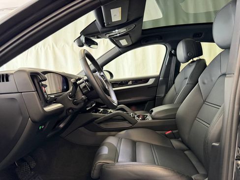 Certified 2025 Porsche Cayenne E-Hybrid Coupe AWD/4WD image 5
