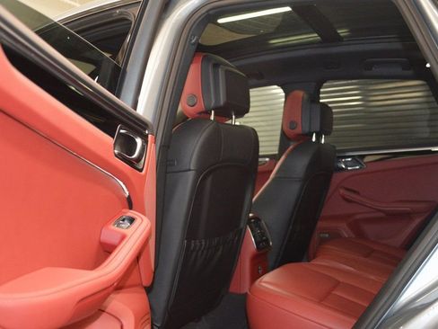 Certified 2025 Porsche Macan image 32